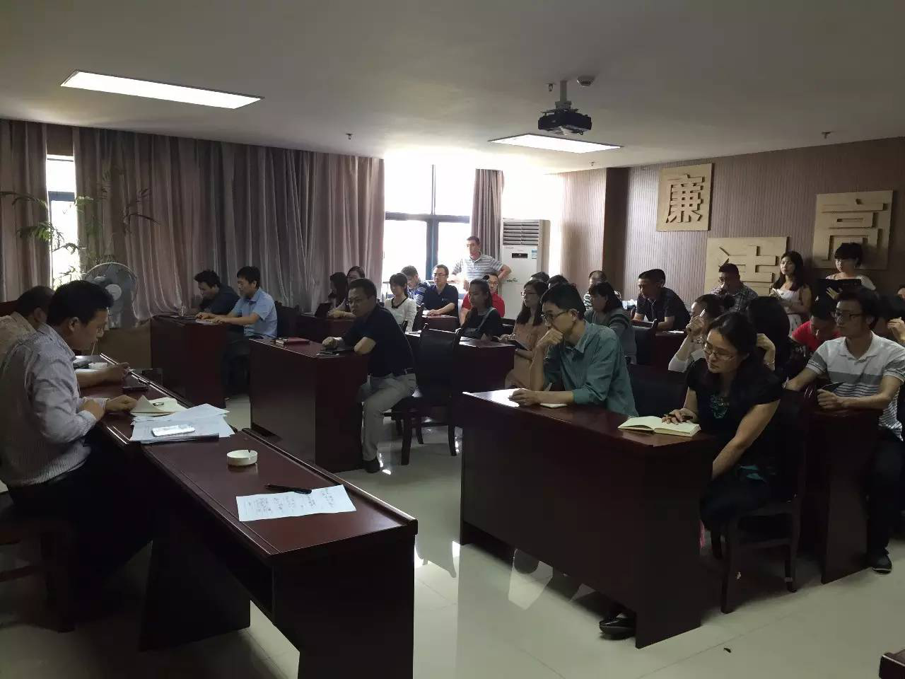 金开江南（中国）组织传达学习纪委相关文件精神