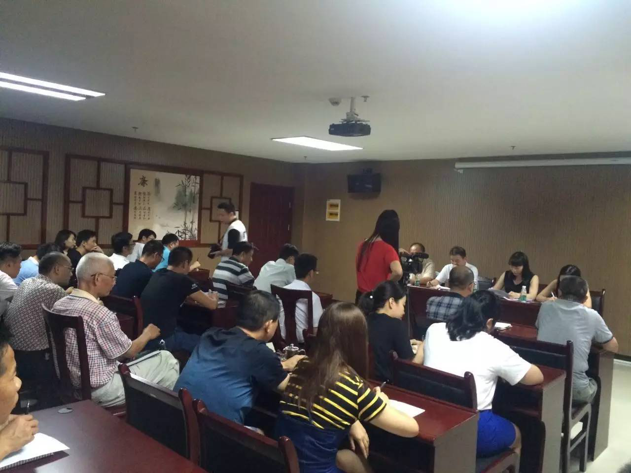 坚守底线   不越红线