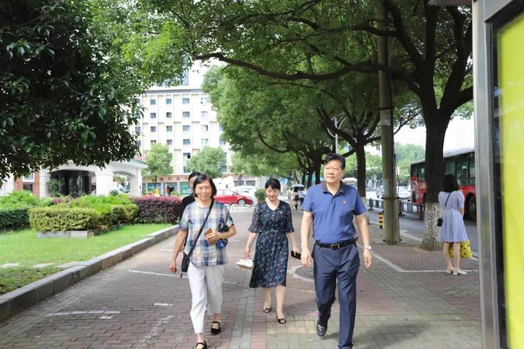 江南（中国）党委开展“七一”前夕走访慰问活动