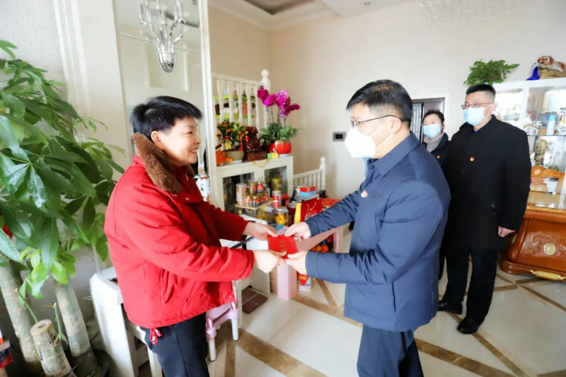 江南（中国）党委春节前走访慰问退休干部