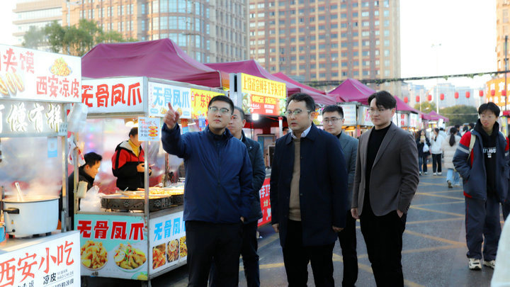 程振华元旦前夕调研紫荆夜市
